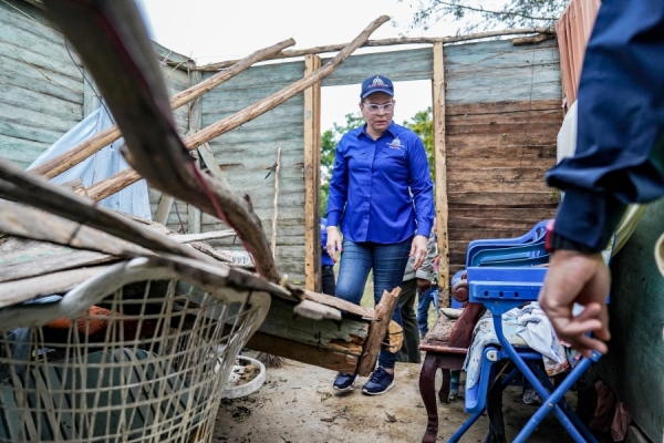 Plan de Asistencia Social levanta techos y entrega enseres a familias afectadas por Tornado en la Vega